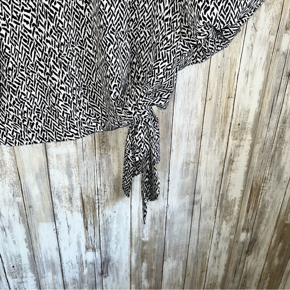 Vince Camuto 3/4 Sleeve Bubble Tie Front  Printed Blouse - Picture 5 of 7